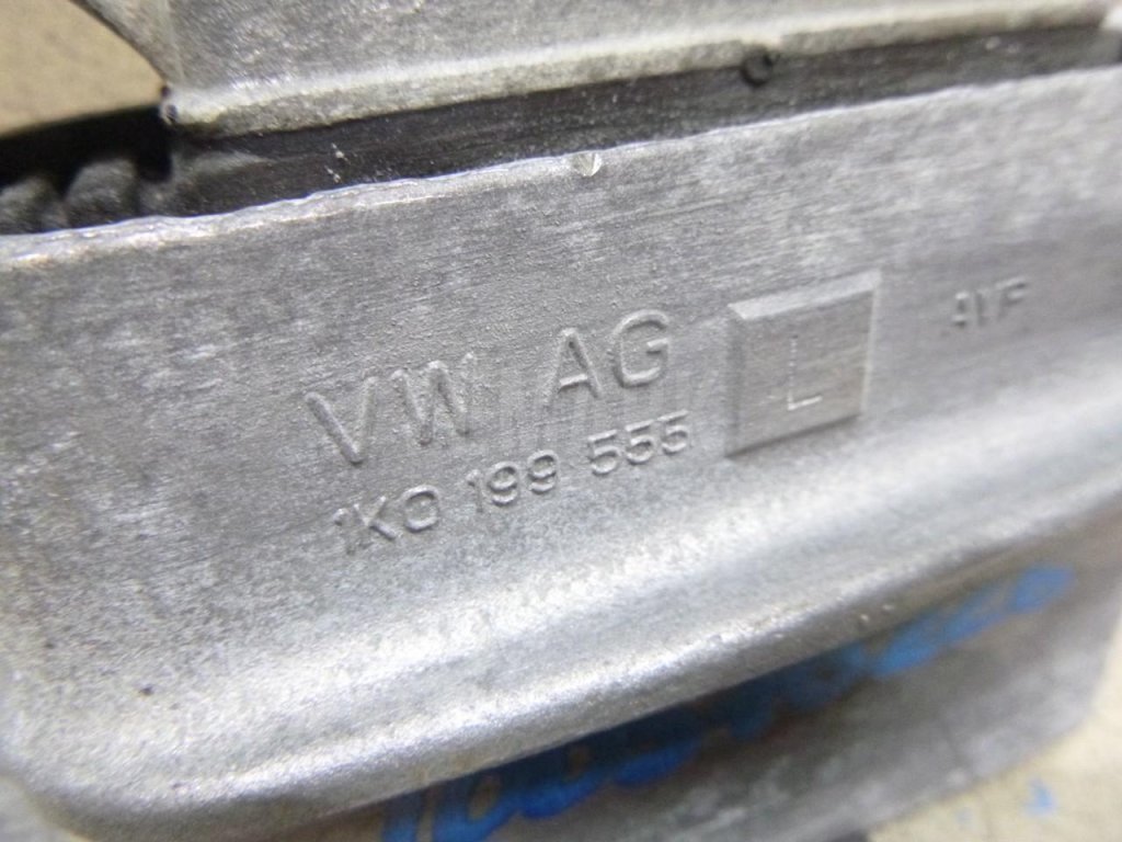 Опора КПП левая