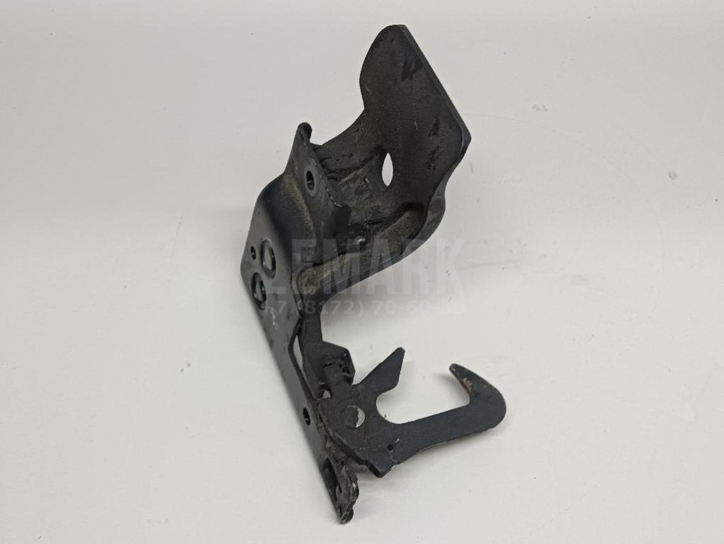 Крючок капота