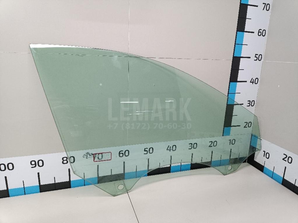 Стекло двери передней правой