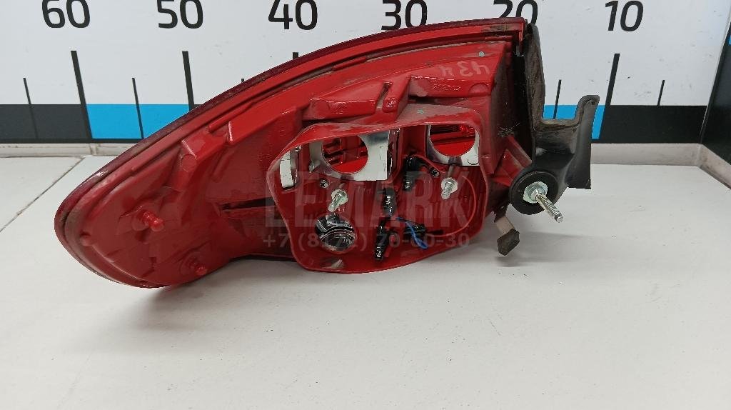 Фонарь задний наружный правый