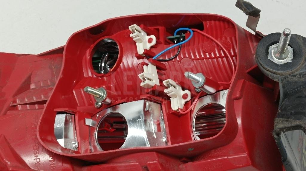 Фонарь задний наружный левый