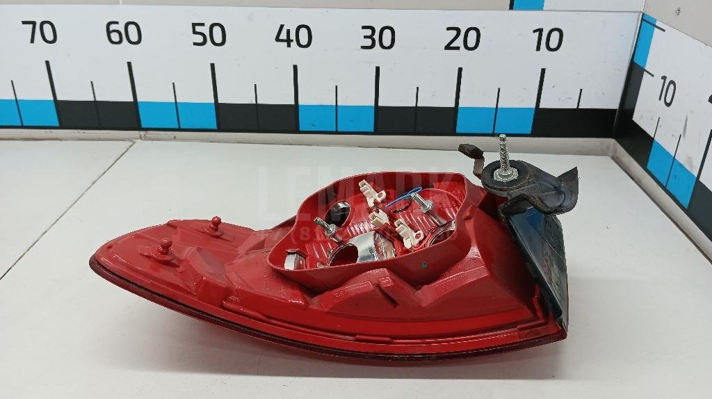 Фонарь задний наружный левый