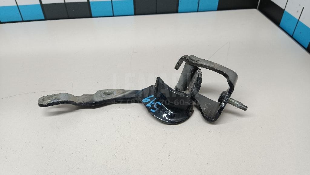 Петля двери багажника