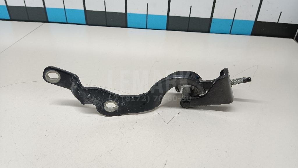 Петля двери багажника