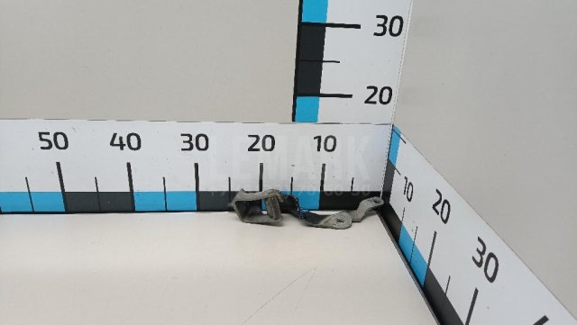 Петля двери багажника