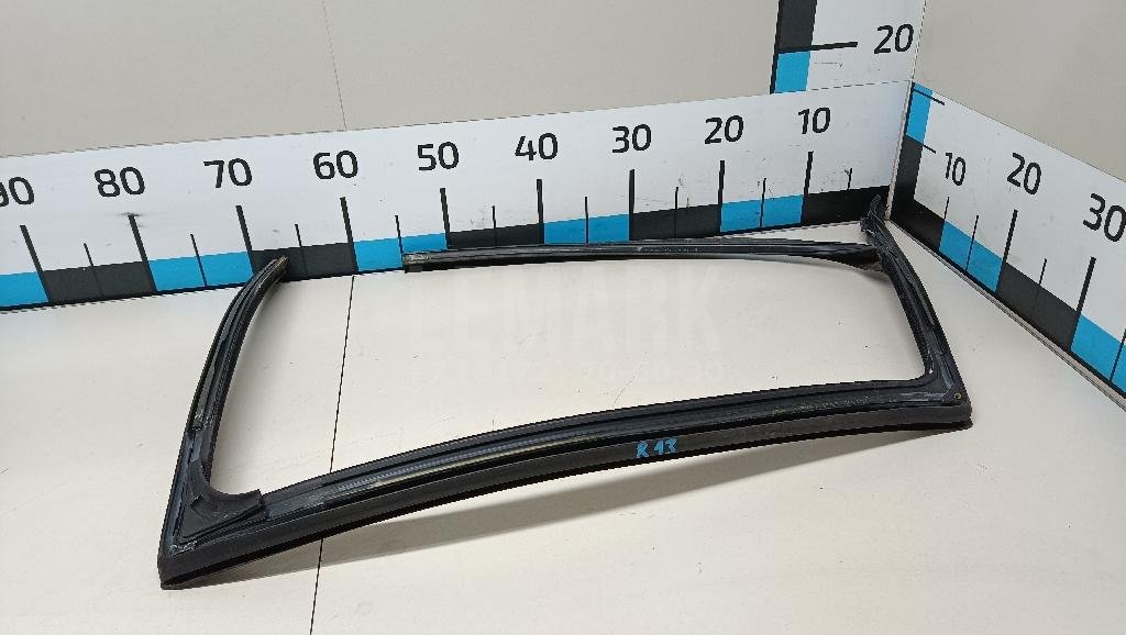 Направляющая стекла двери