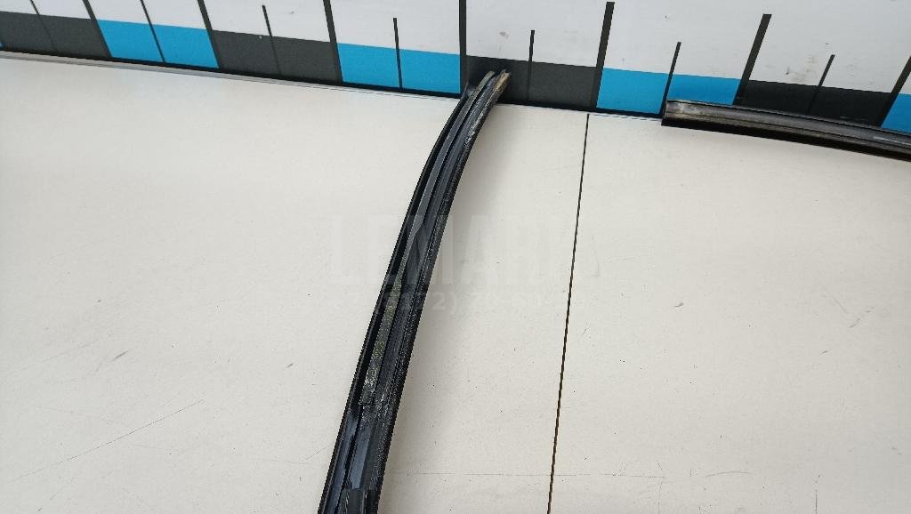 Направляющая стекла двери