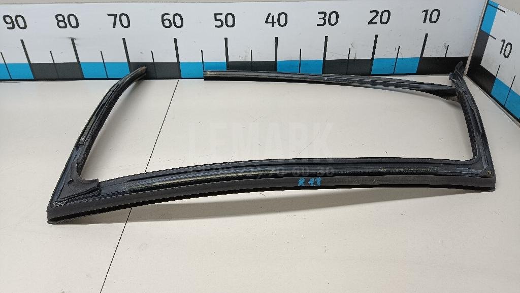 Направляющая стекла двери