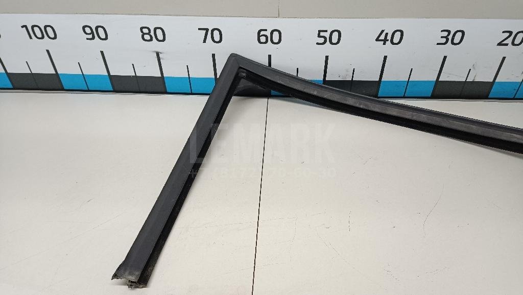 Направляющая стекла двери