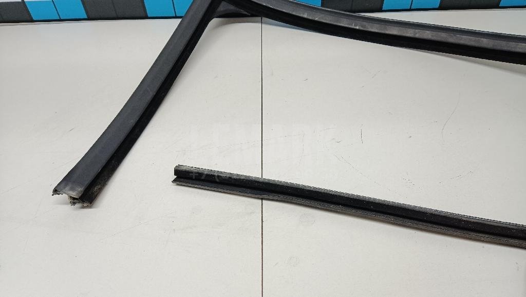 Направляющая стекла двери