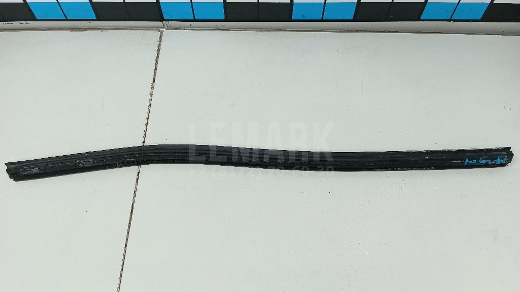 Уплотнитель стекла двери для  Audi A4 [B8] Allroad 2009-2015