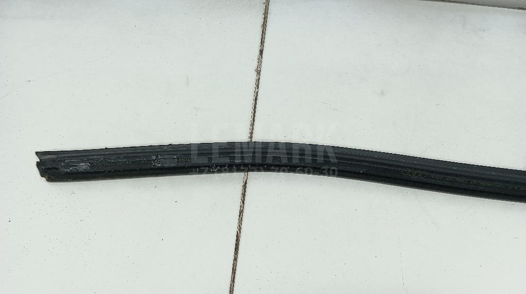 Уплотнитель стекла двери для  Audi A4 [B8] Allroad 2009-2015