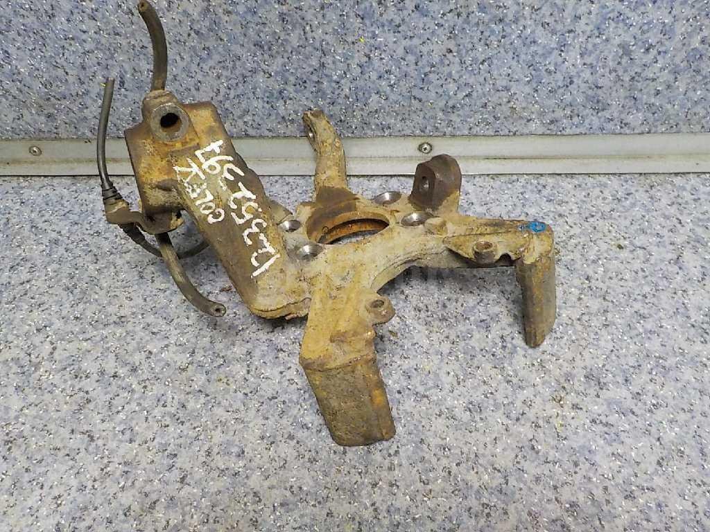 Кулак поворотный передний правый