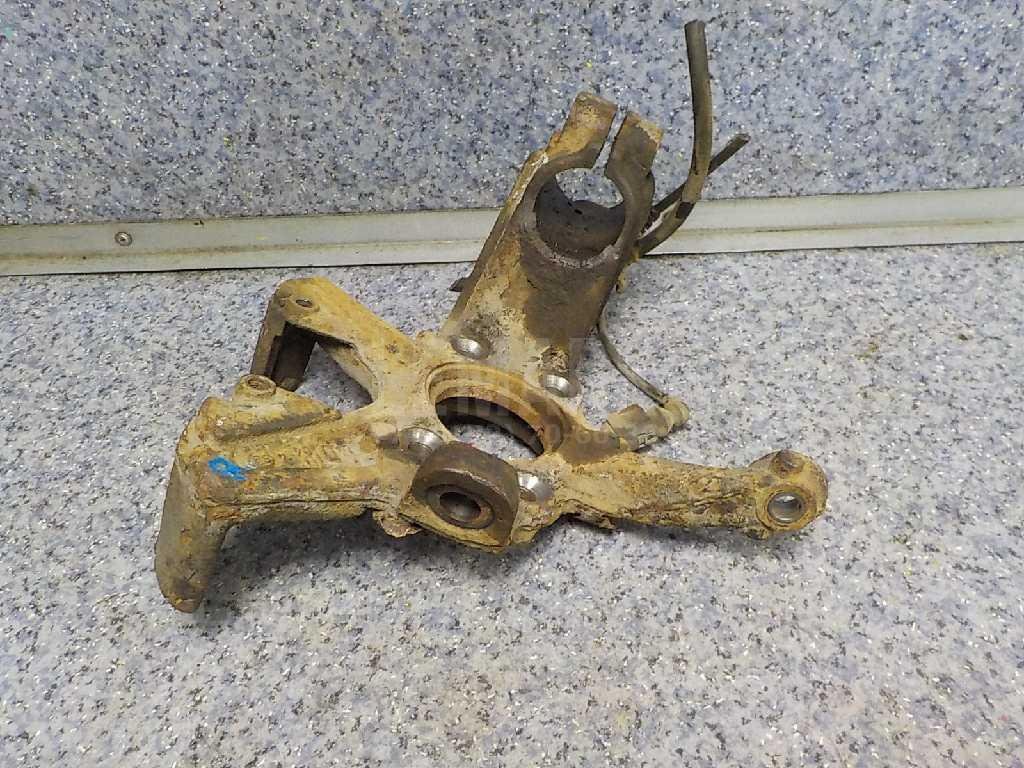 Кулак поворотный передний правый