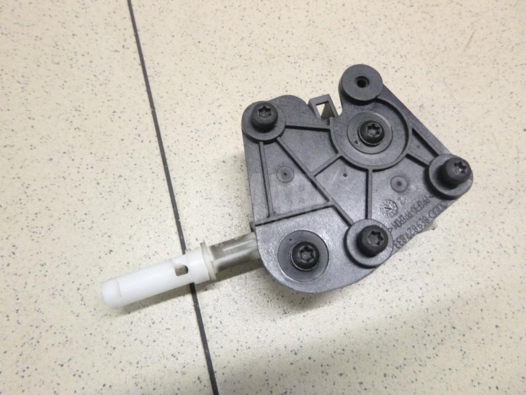 Активатор замка крышки бензобака