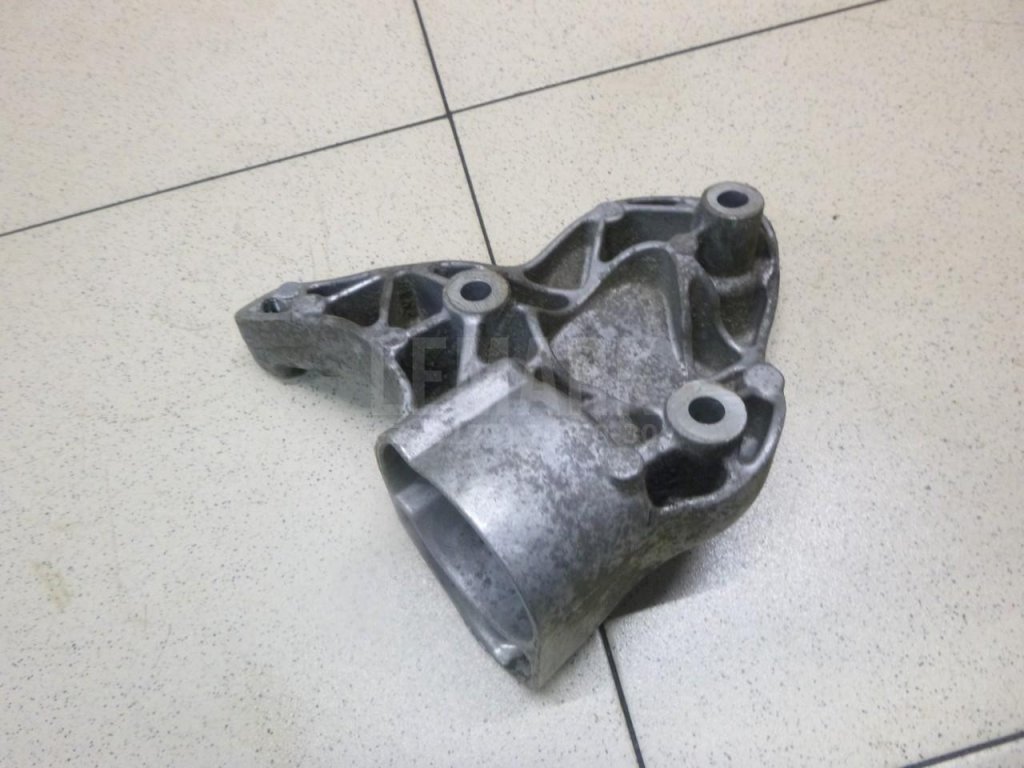 Кронштейн КПП левый