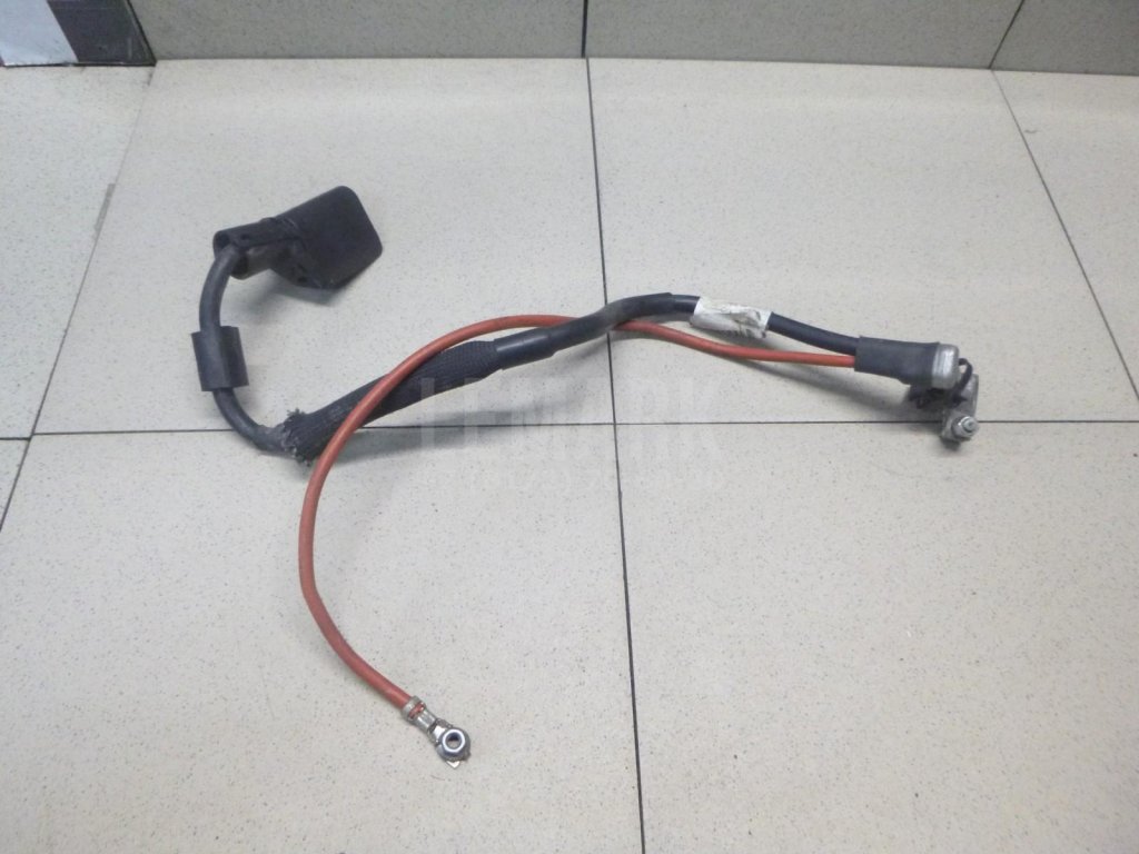 Клемма аккумулятора плюс