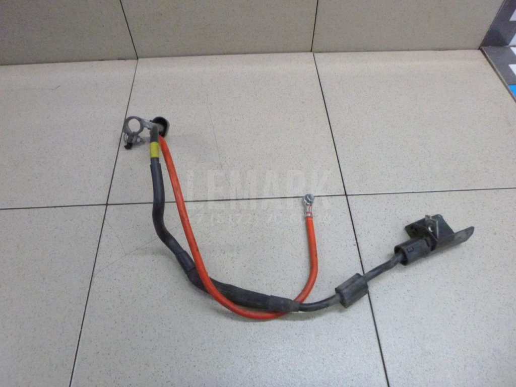 Клемма аккумулятора плюс