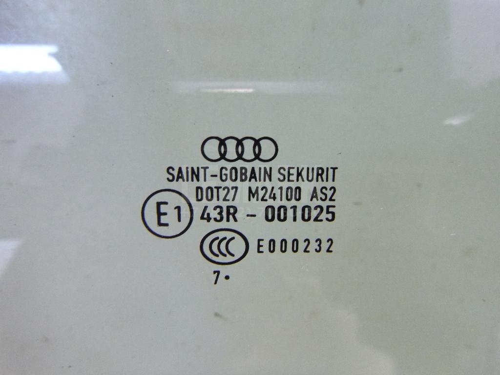 Стекло двери передней правой