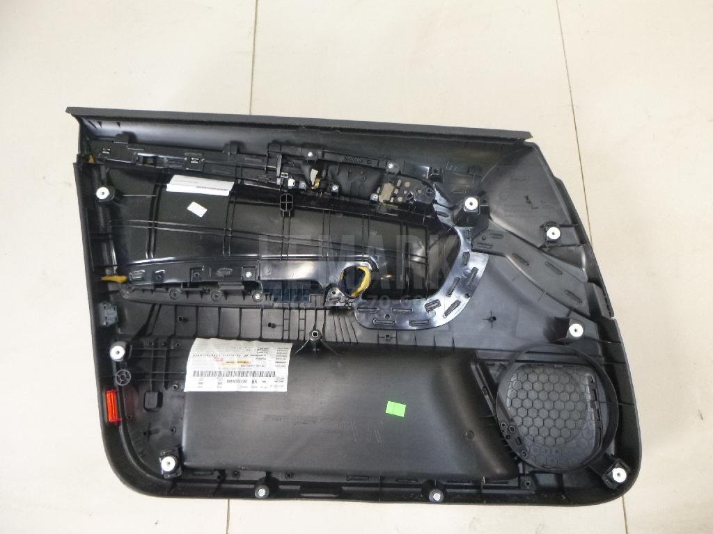 Обшивка двери передней правой