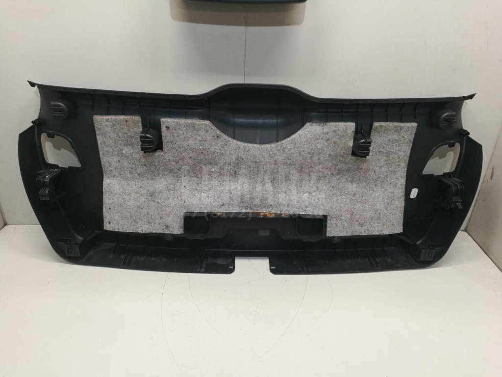 Обшивка двери багажника