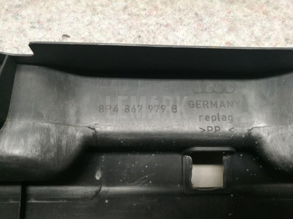 Обшивка двери багажника