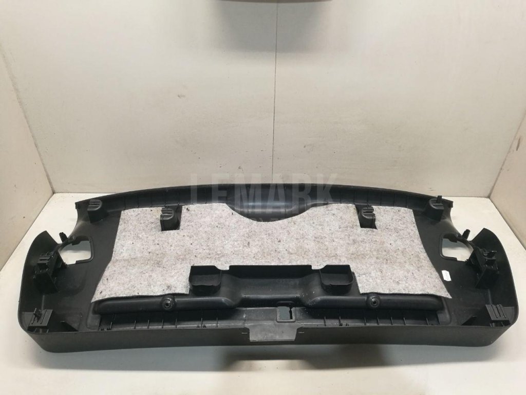 Обшивка двери багажника