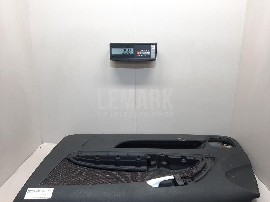 Обшивка двери передней правой