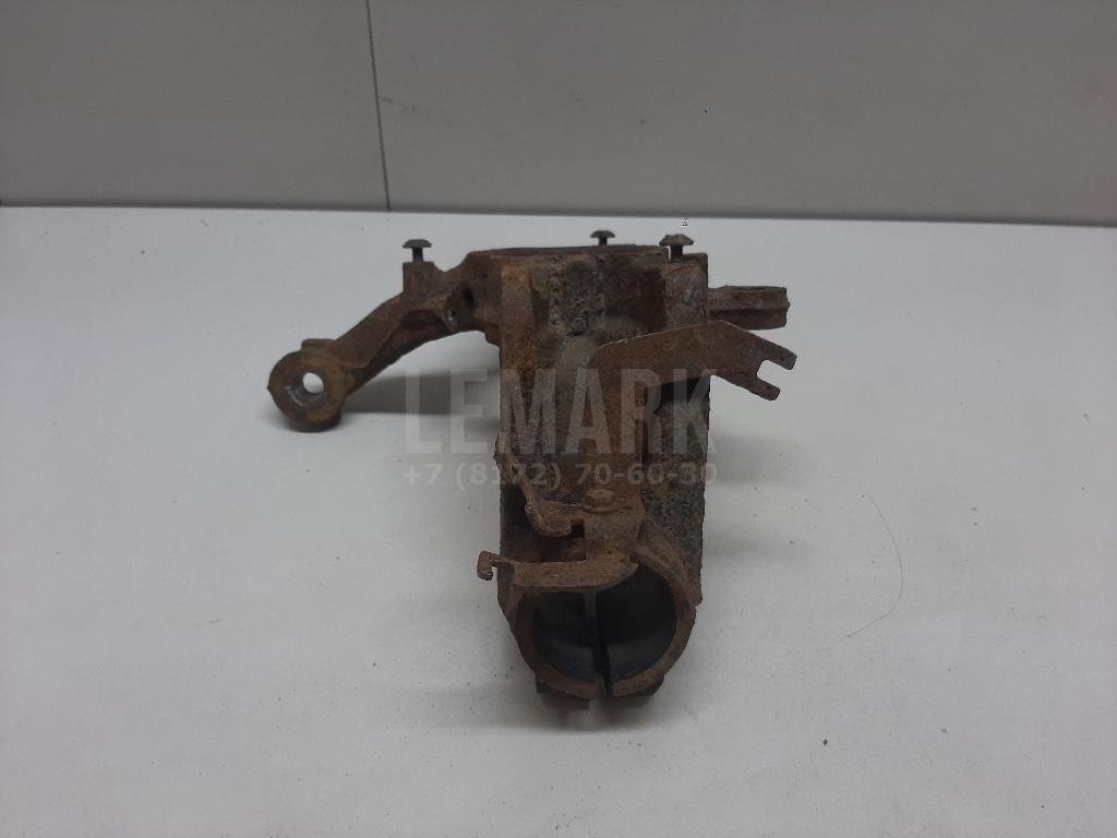 Кулак поворотный передний левый