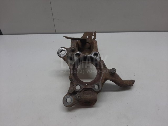 Кулак поворотный передний левый