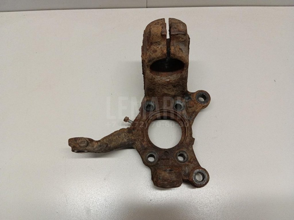 Кулак поворотный передний левый