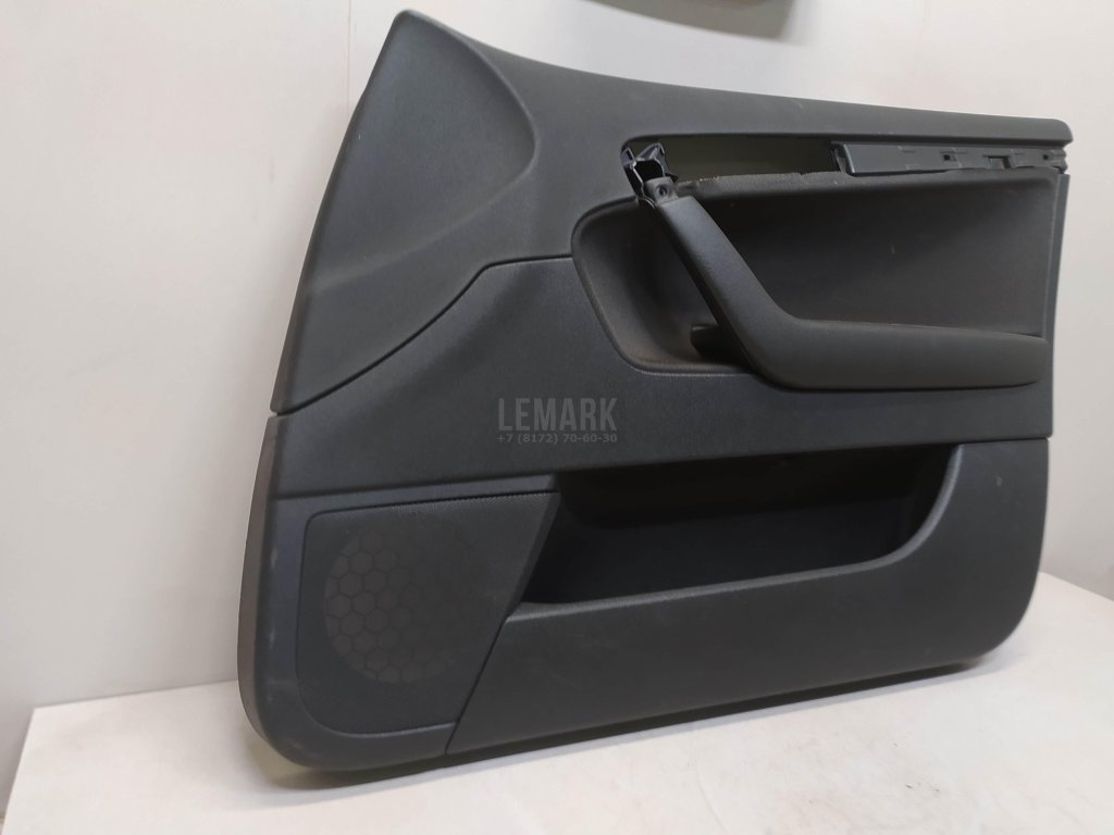 Обшивка двери передней правой
