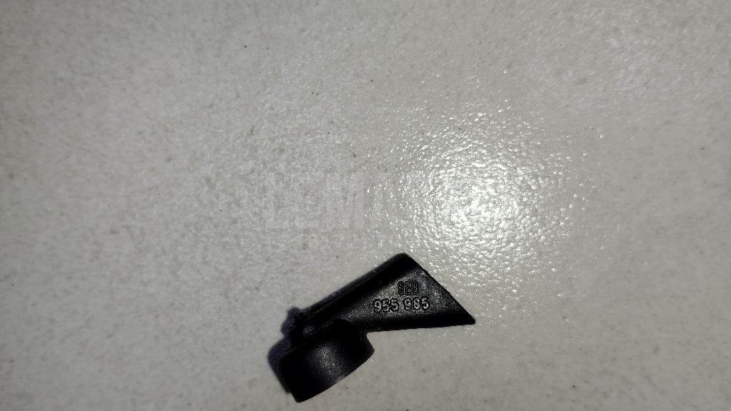 Форсунка омывателя зад стекла