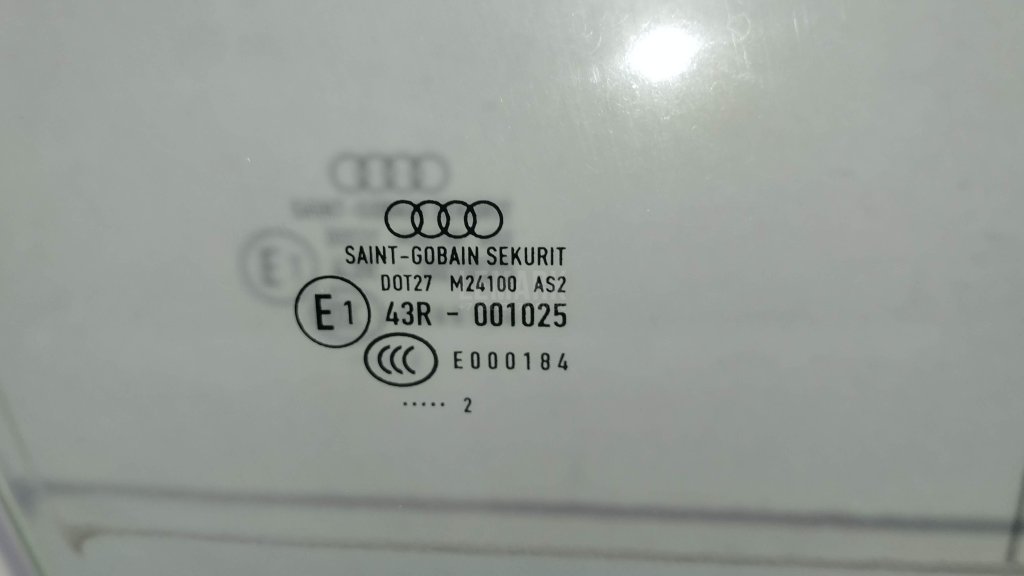 Стекло двери передней правой