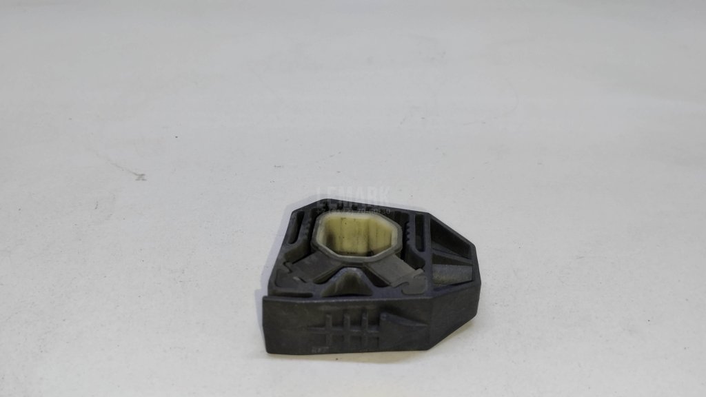 Кронштейн радиатора для  Audi A3 [8PA] Sportback 2004-2013