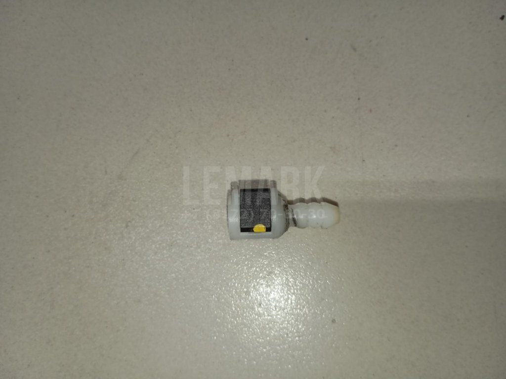 Штуцер трубки омывателя