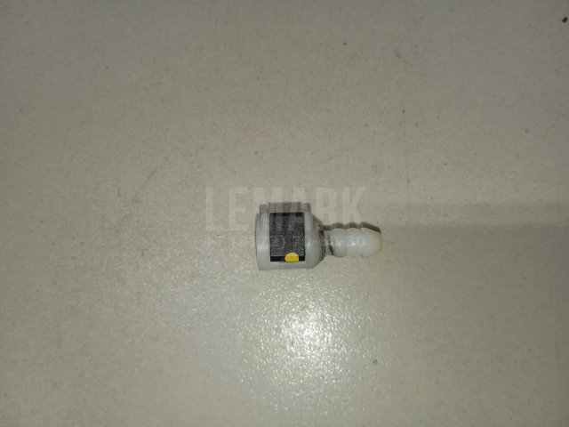 Штуцер трубки омывателя