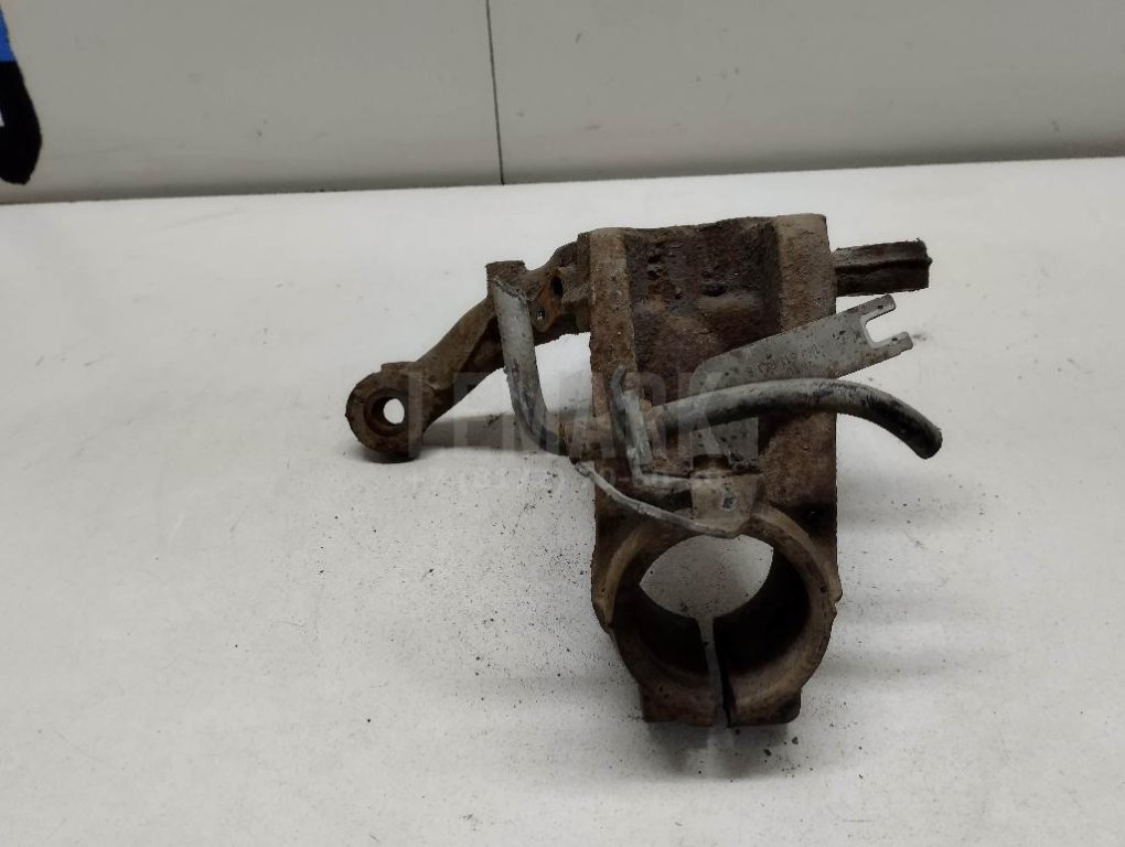 Кулак поворотный передний левый