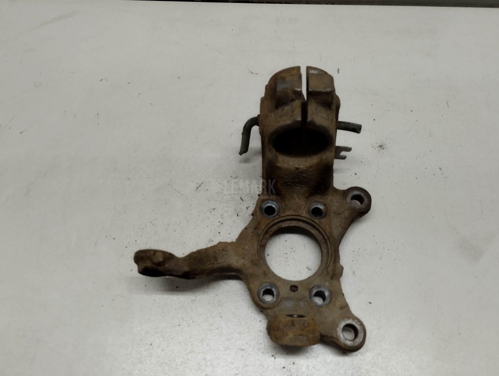 Кулак поворотный передний левый