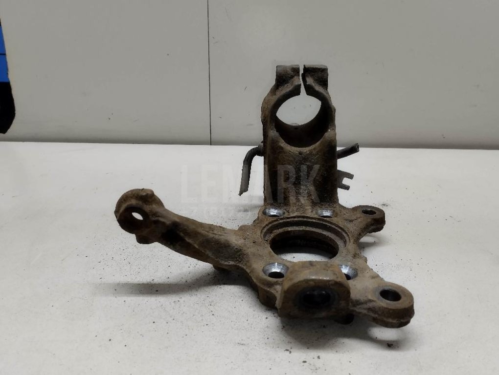 Кулак поворотный передний левый