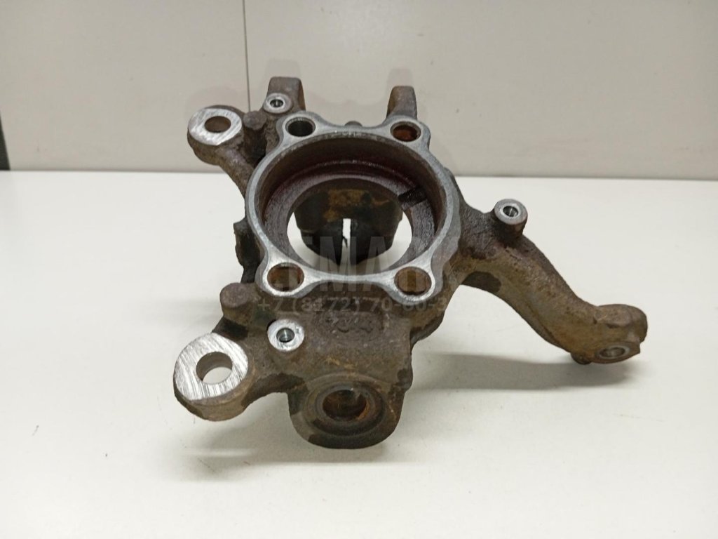 Кулак поворотный передний левый