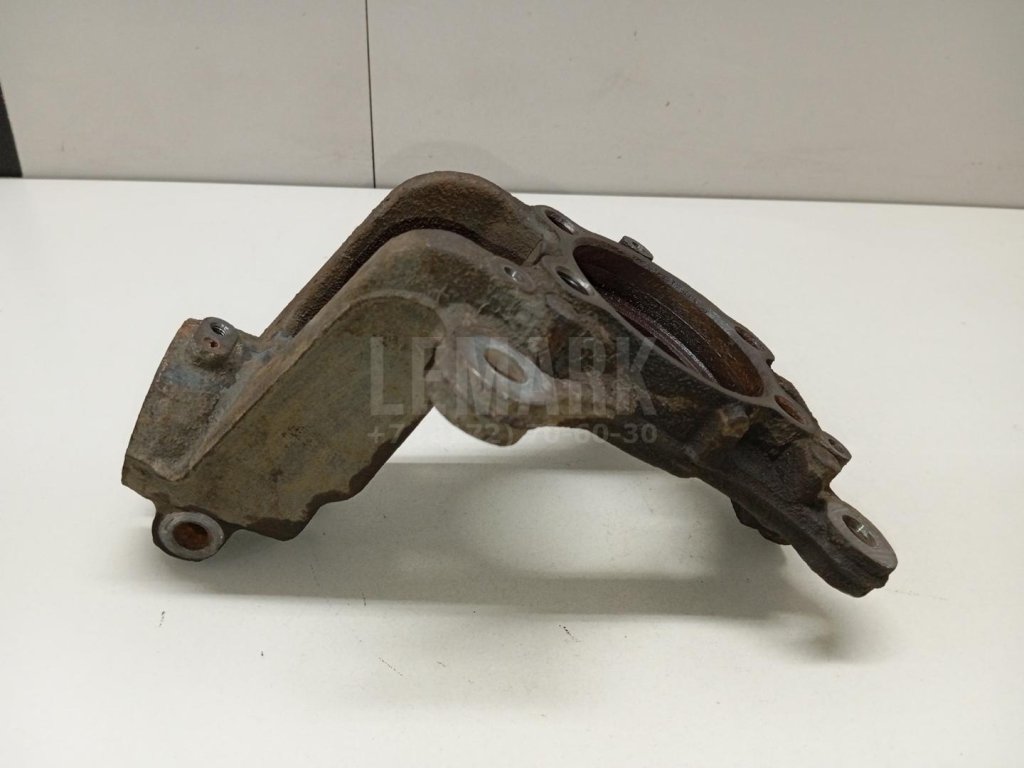 Кулак поворотный передний левый