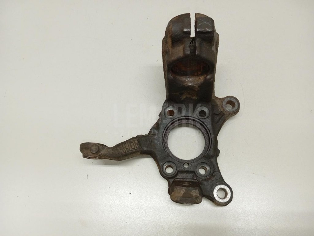 Кулак поворотный передний левый