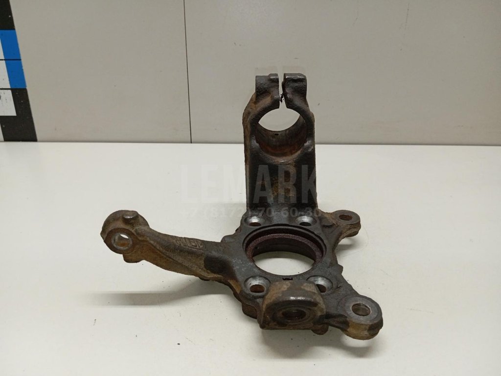 Кулак поворотный передний левый