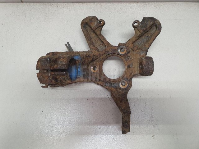 Кулак поворотный передний левый