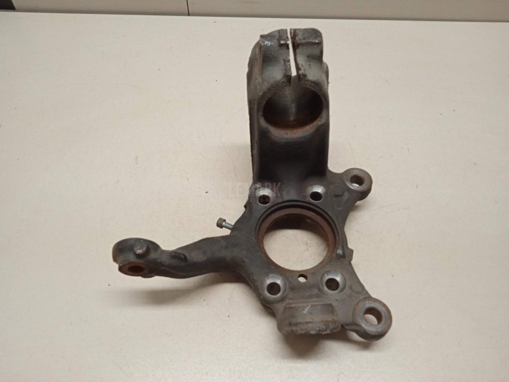 Кулак поворотный передний левый