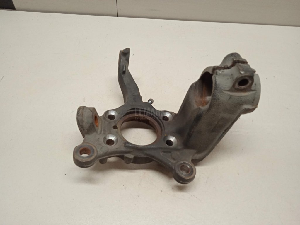 Кулак поворотный передний левый