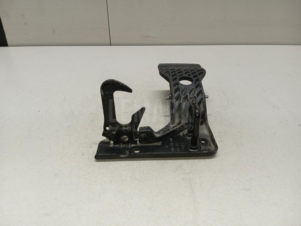 Крючок капота