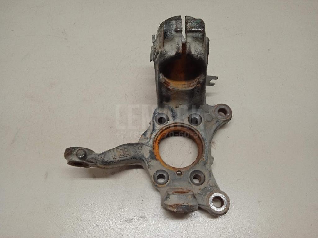 Кулак поворотный передний левый