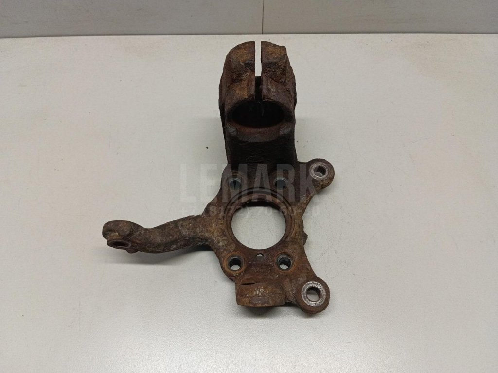 Кулак поворотный передний левый